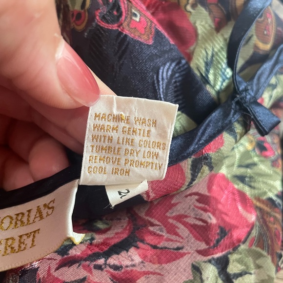 Vintage 90’s Victoria Secret nighty with red rose and paisley design size M - Picture 5 of 10